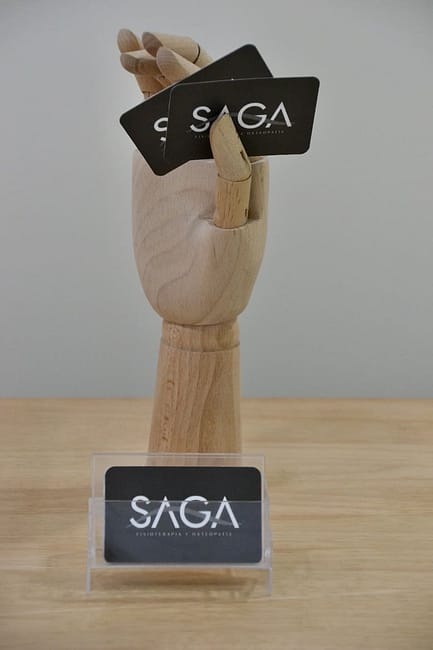 Clinica-Fisioterapia-y-Osteopatia-SAGA-instalaciones-sala-de-espera-tarjeta-visita